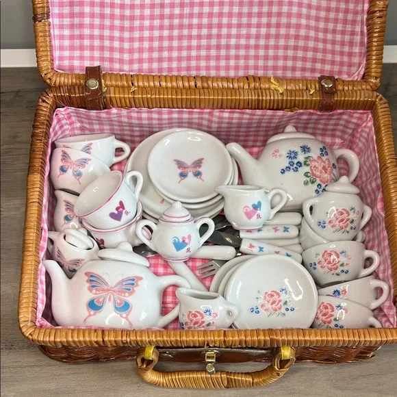 Vintage Porcelain Tea Sets Wicker Picnic Basket Kids Tea Party - Picture 2 of 8